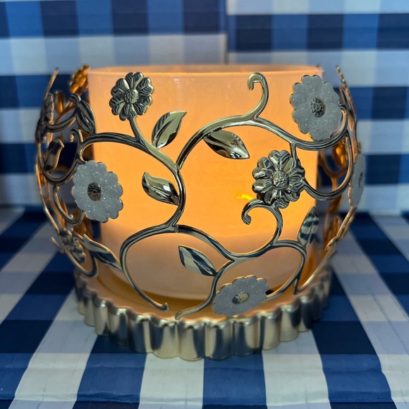 Bath & Body Works Other - 🆕FLOWER VINES
3-Wick Candle Holder